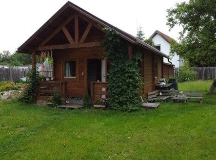 Stavební pozemek 1 055 m² s inženýrskými sítěmi, chatou a krásnou zahradou u Františkových Lázní